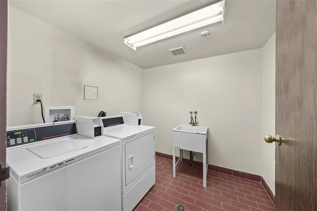 214 1955 Woodway Place