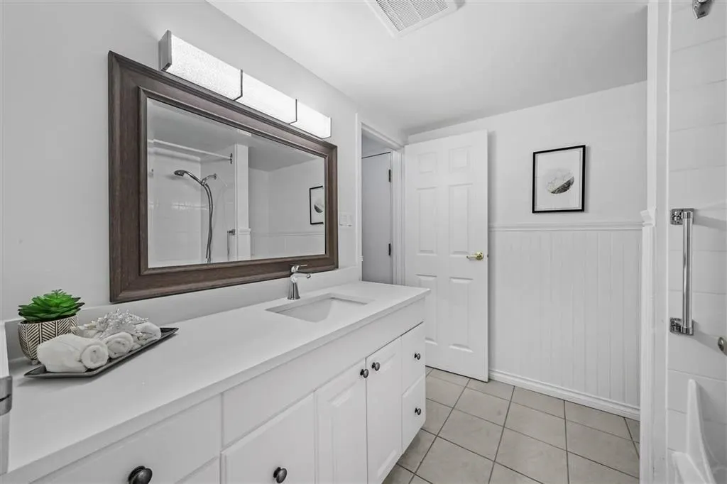 214 1955 Woodway Place