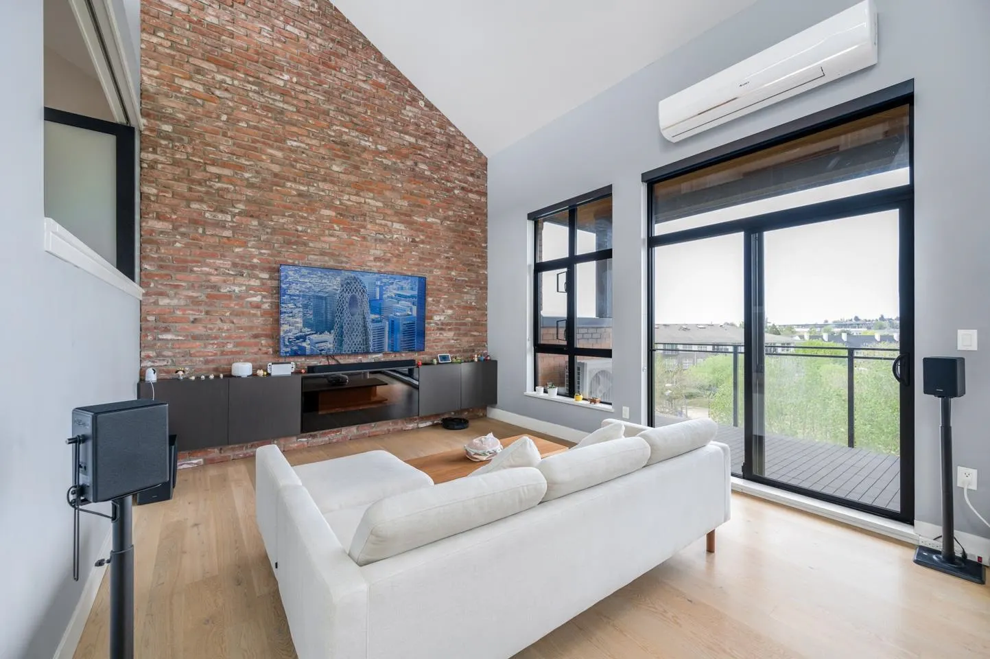 402 220 Salter Street