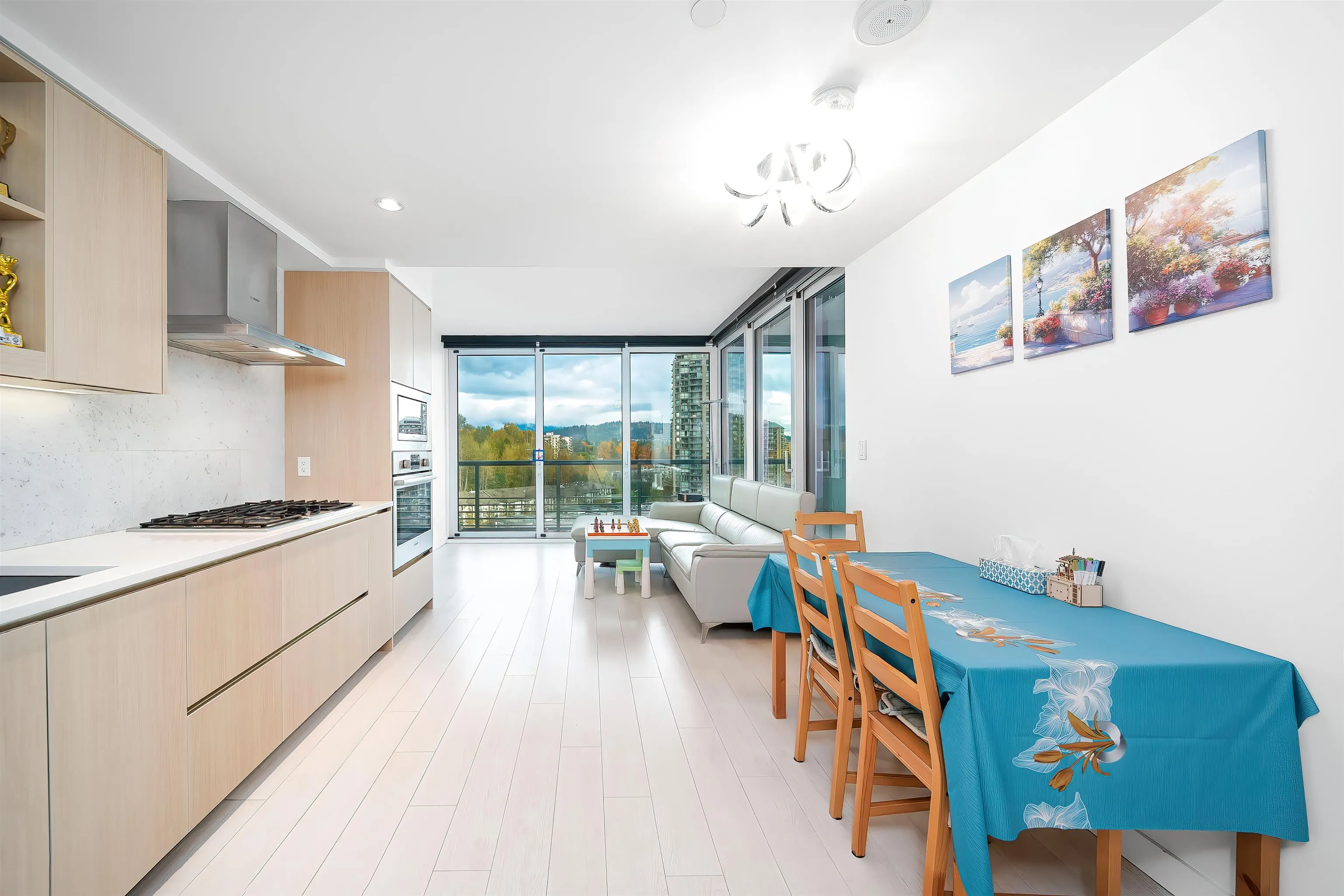 1309 4720 Lougheed Highway