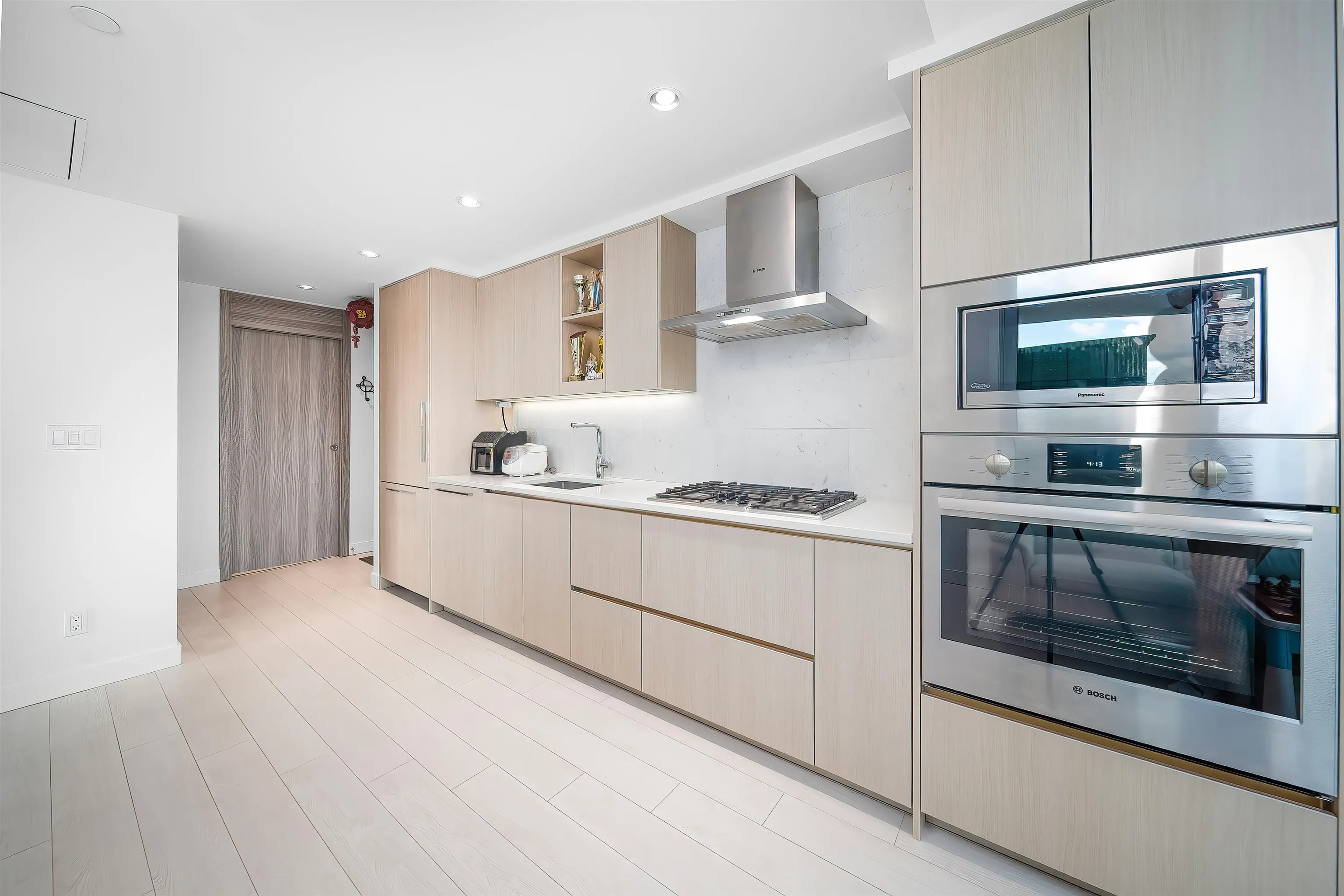 1309 4720 Lougheed Highway