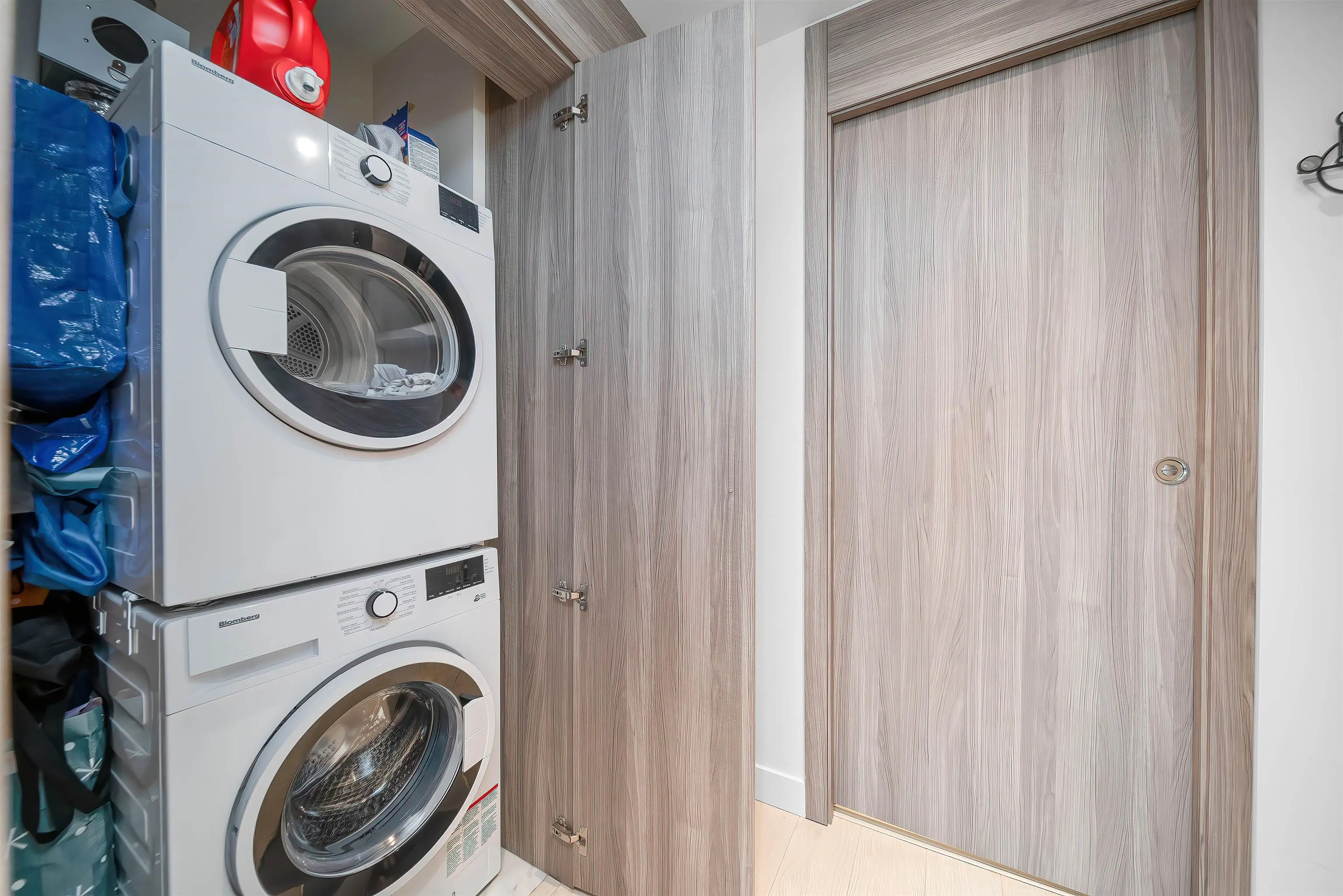 1309 4720 Lougheed Highway