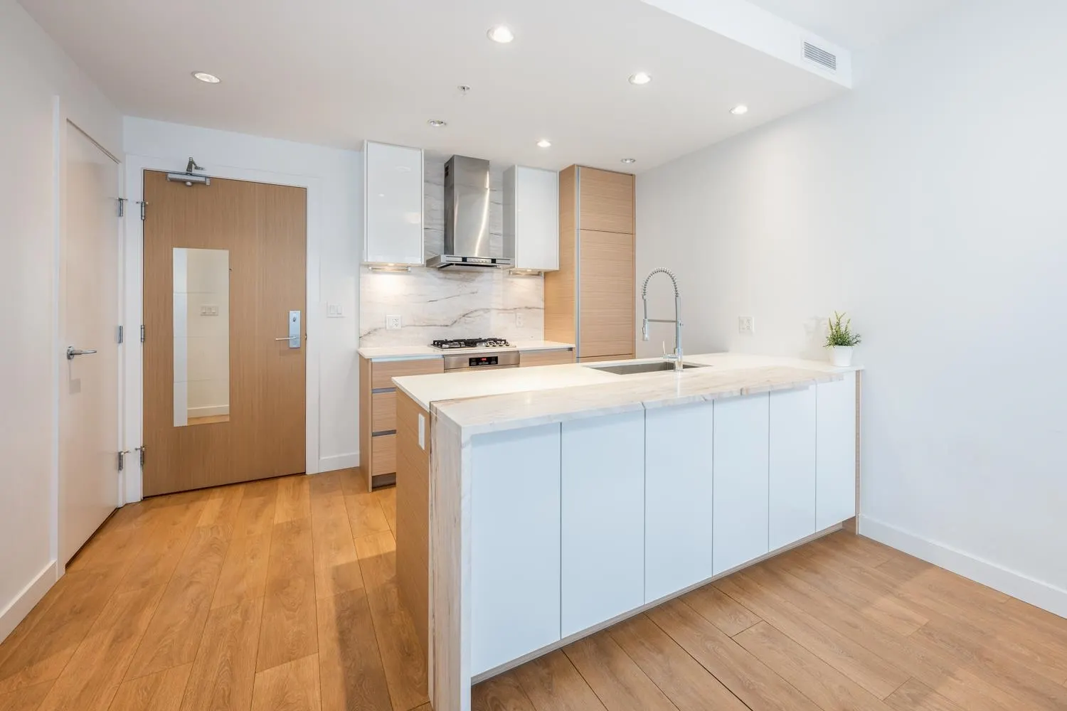 2308 6098 Station Street