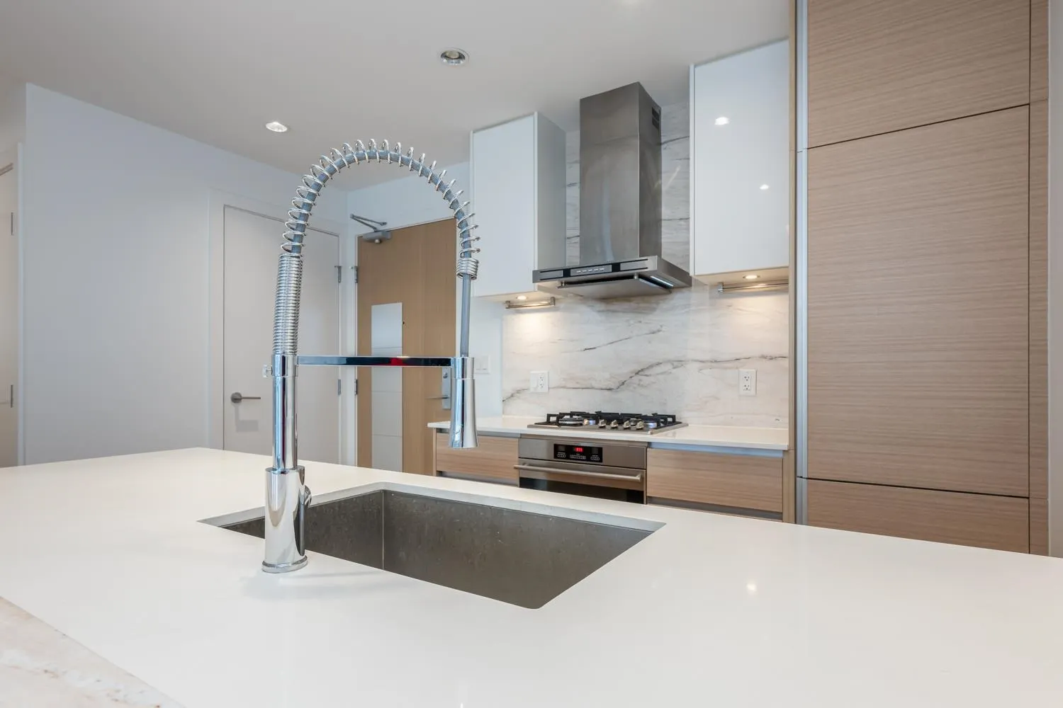 2308 6098 Station Street