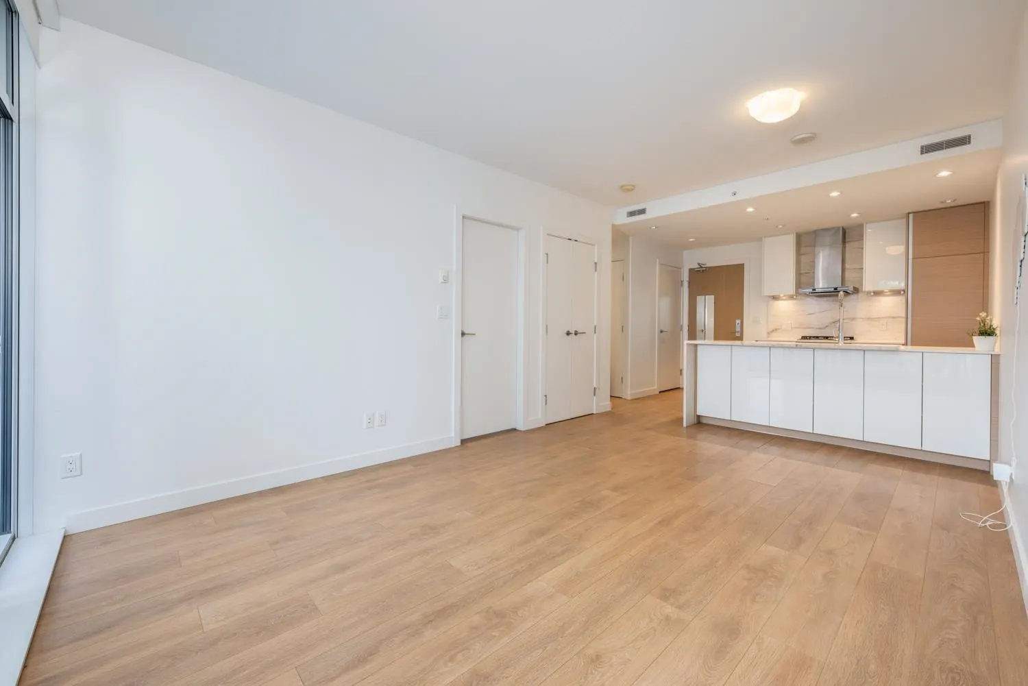 2308 6098 Station Street