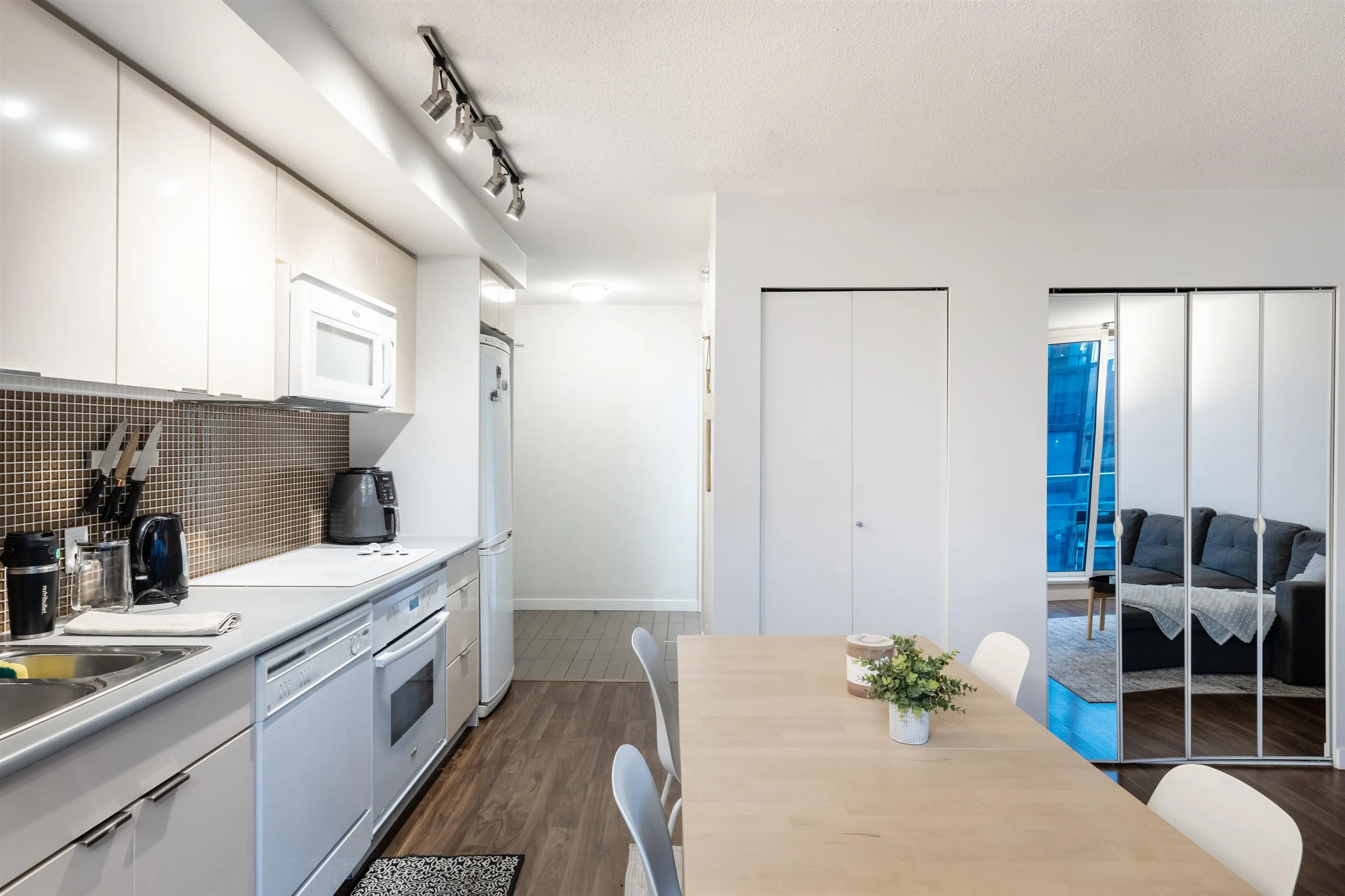 1606 233 Robson Street