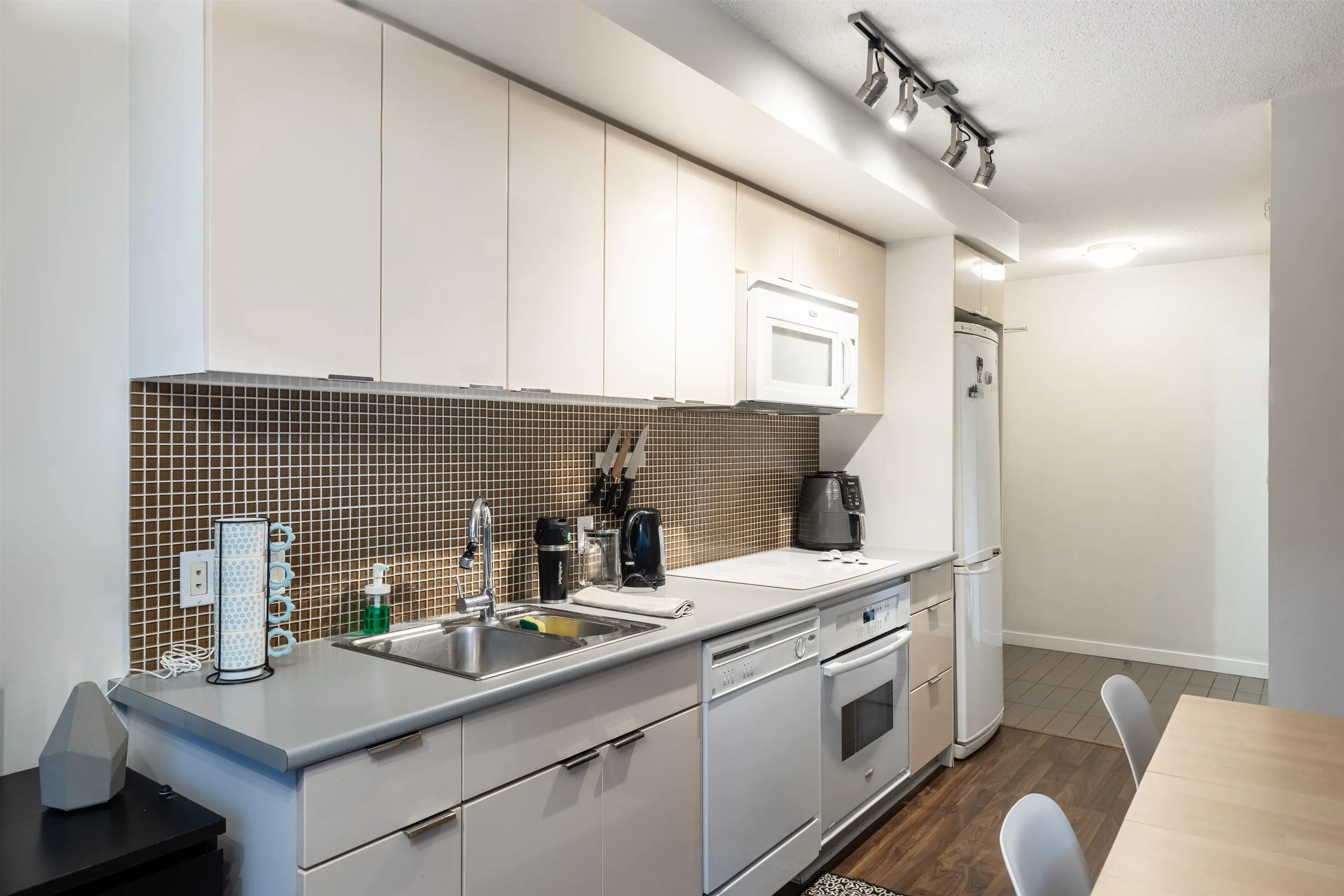 1606 233 Robson Street