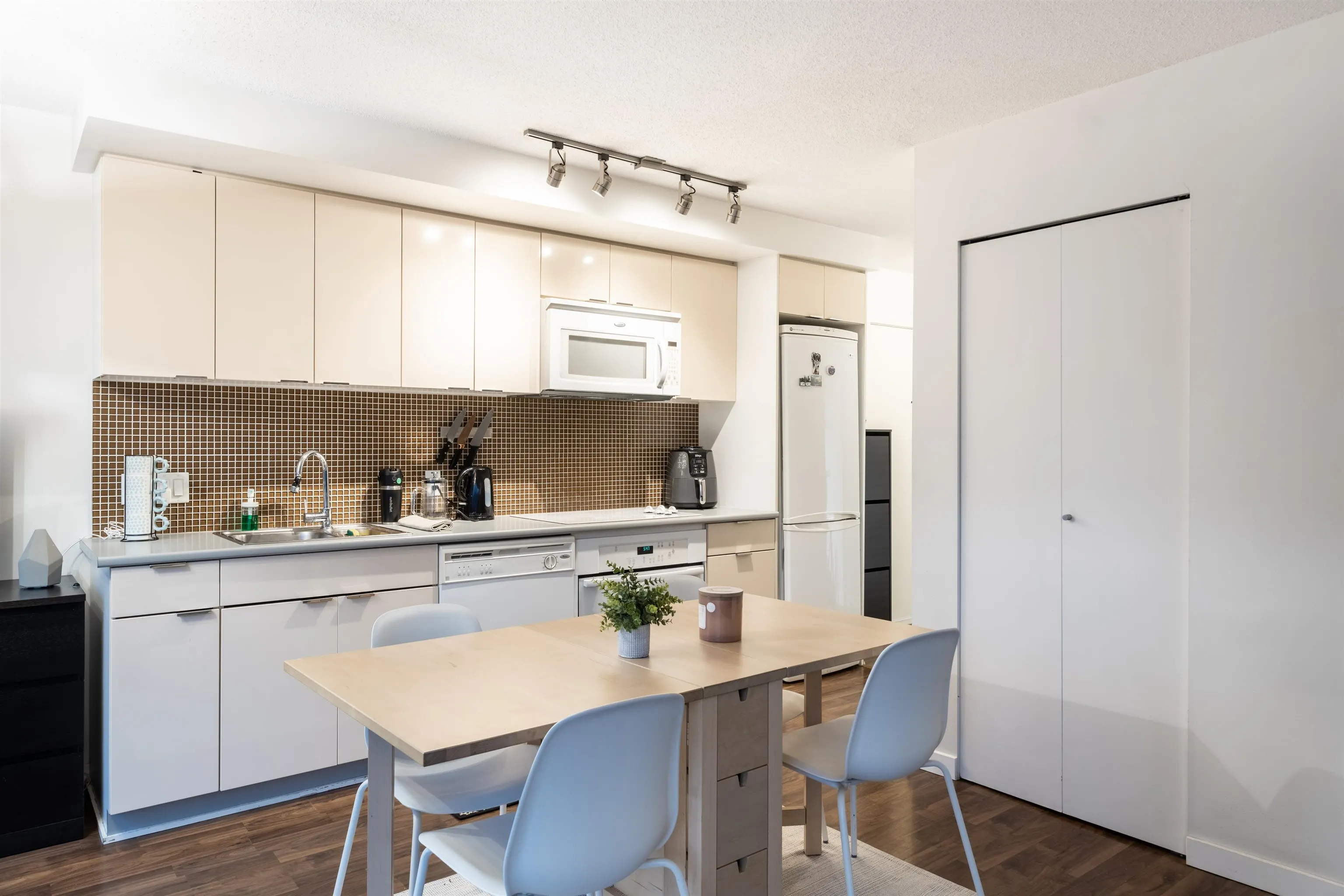 1606 233 Robson Street