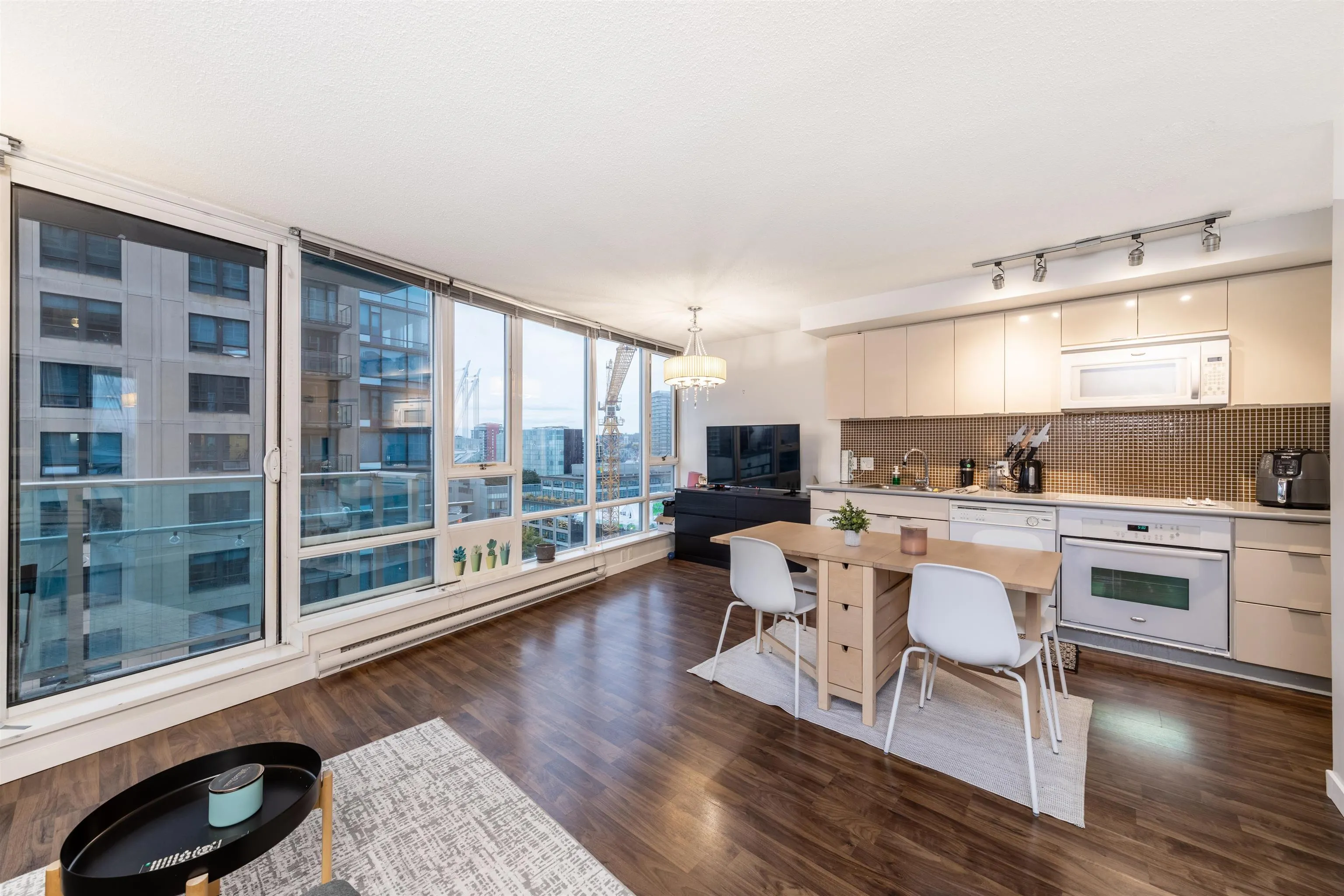 1606 233 Robson Street