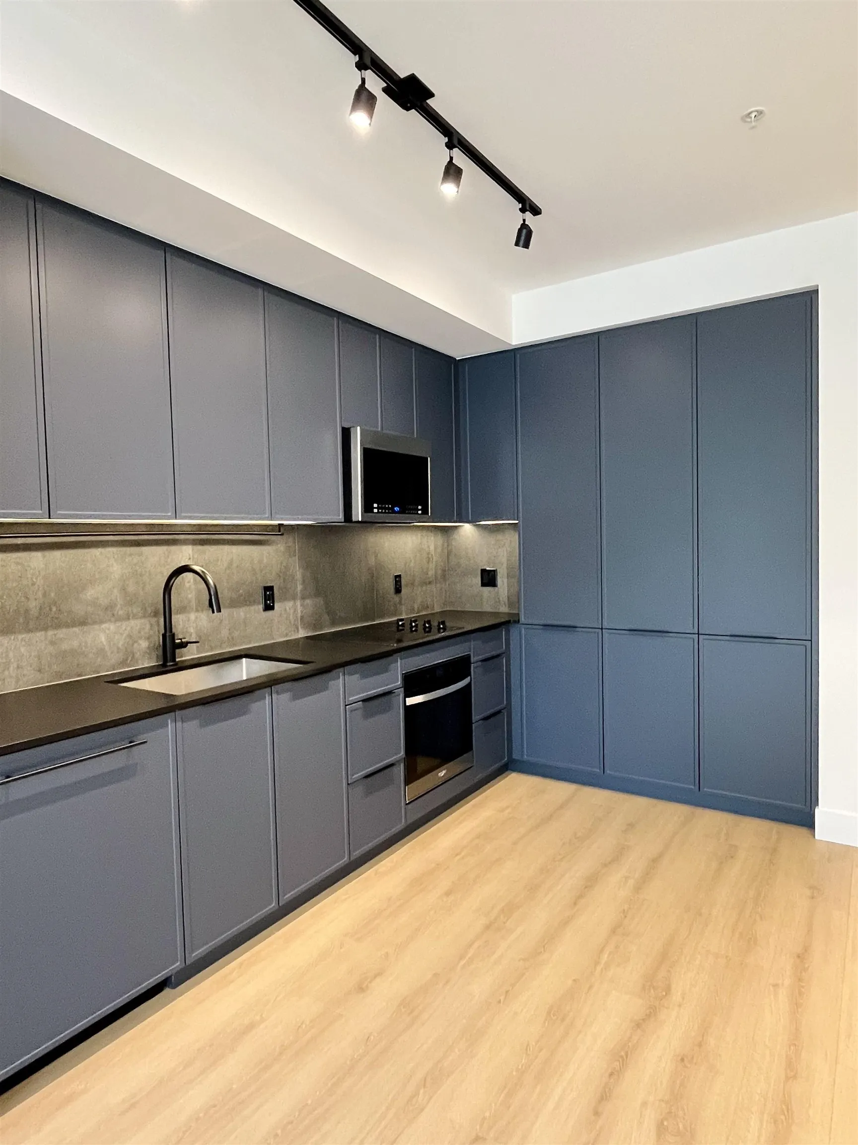 504 3075 Murray Street