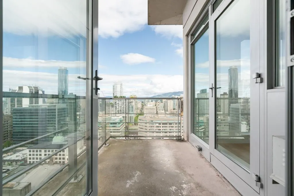 2602 565 Smithe Street