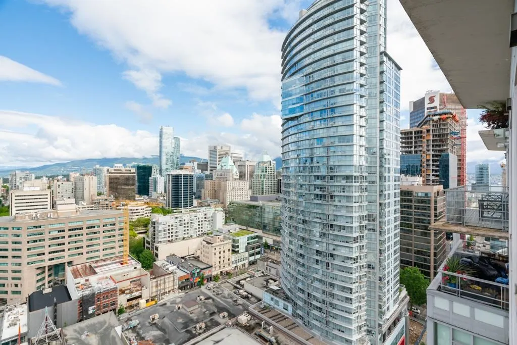 2602 565 Smithe Street