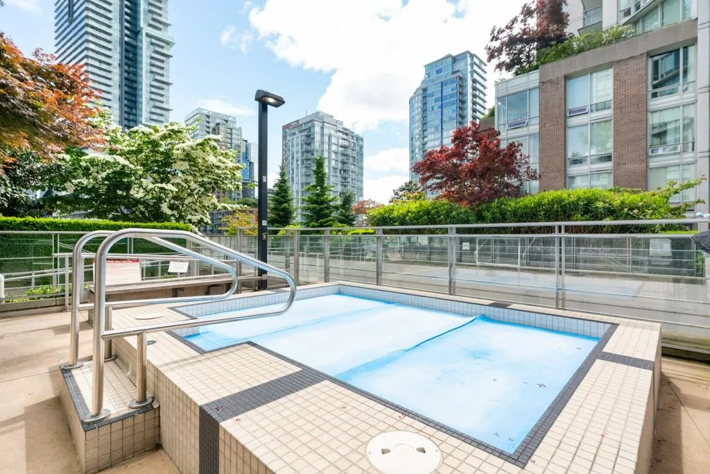 2602 565 Smithe Street