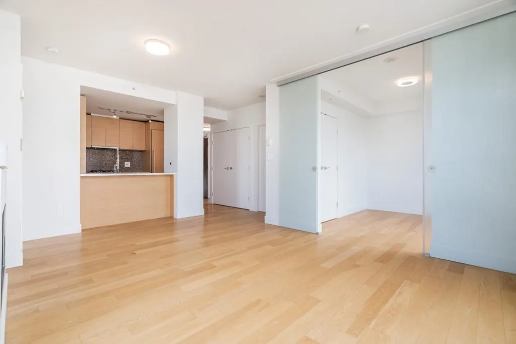 2602 565 Smithe Street