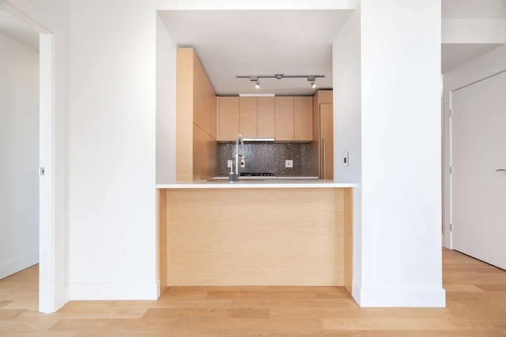 2602 565 Smithe Street