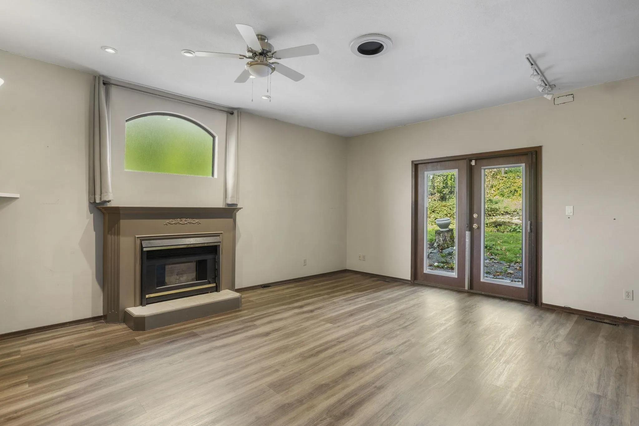 10031 Eagle Crescent