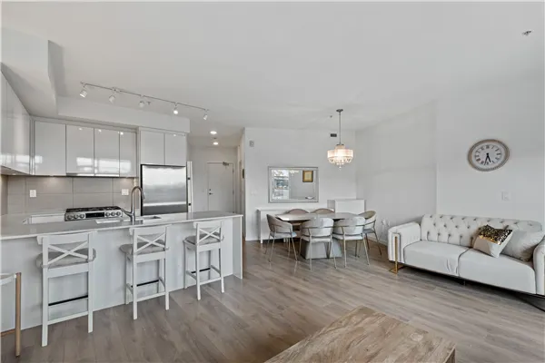 505 725 Marine Drive