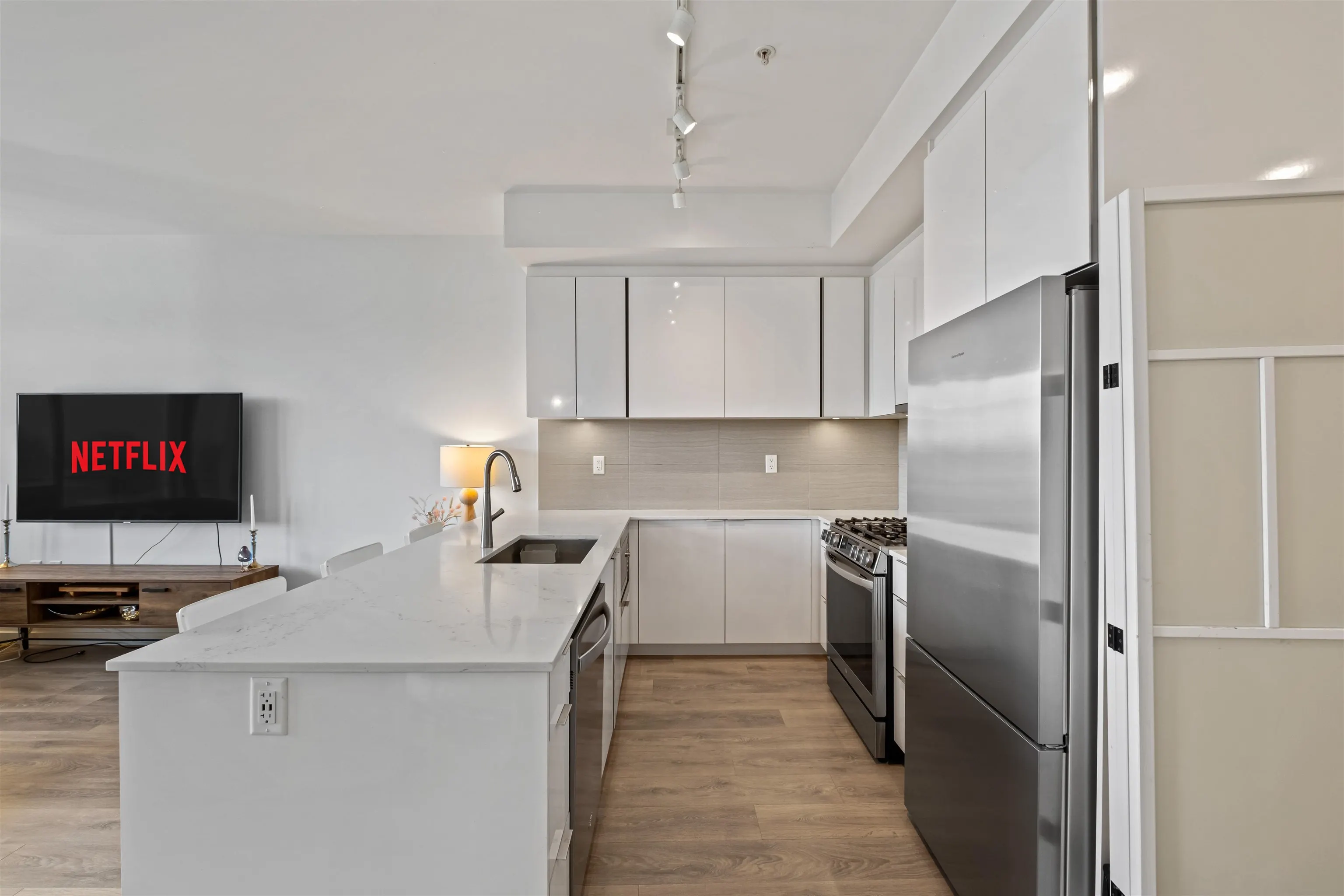 505 725 Marine Drive