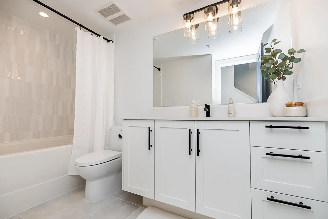 120 707 Robinson Street