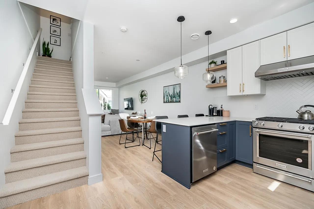 120 707 Robinson Street