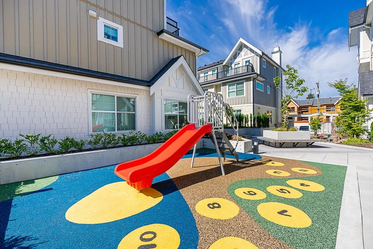 120 707 Robinson Street