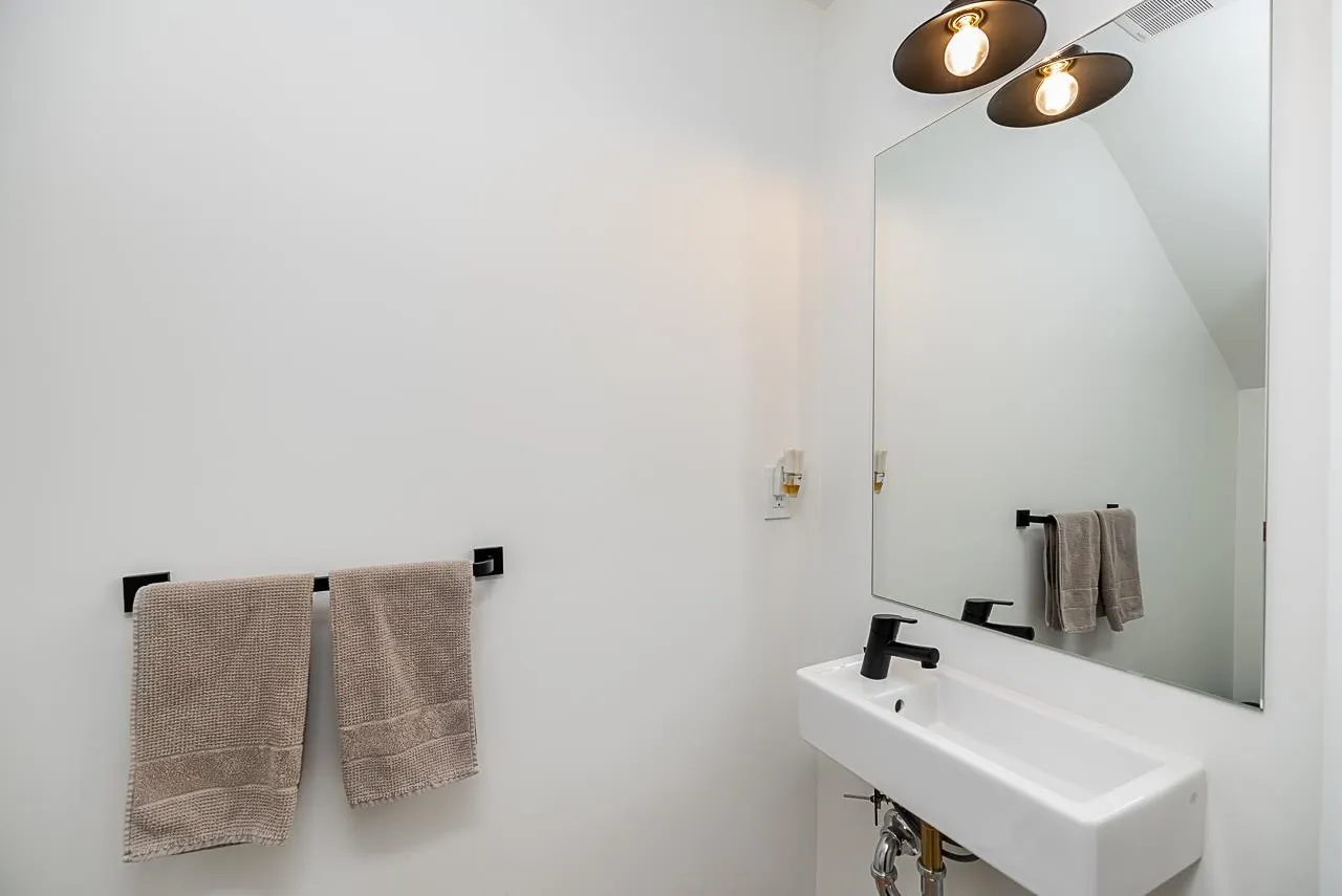 120 707 Robinson Street