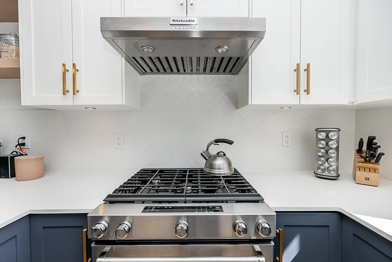 120 707 Robinson Street