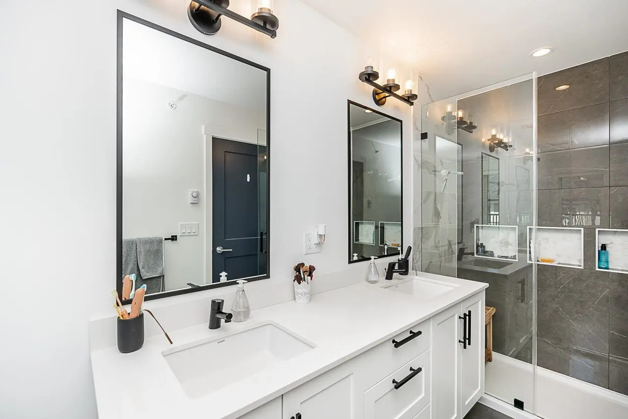 120 707 Robinson Street