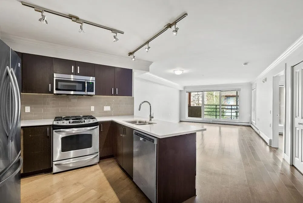 202 857 W 15th Street