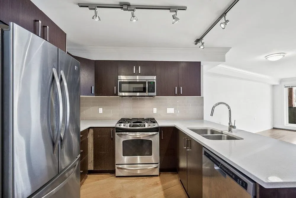 202 857 W 15th Street