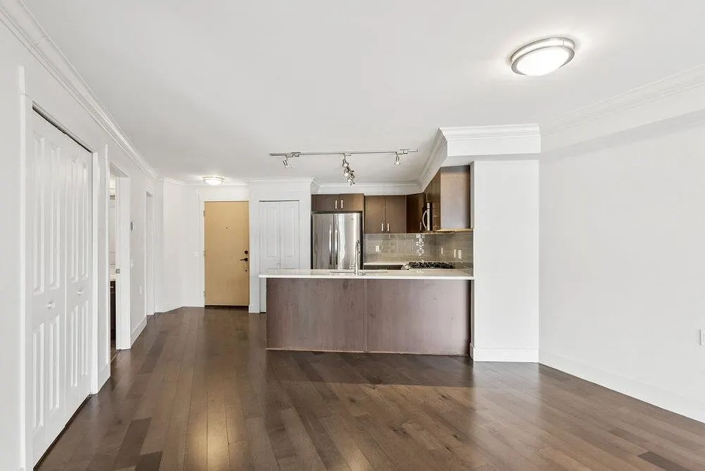 202 857 W 15th Street