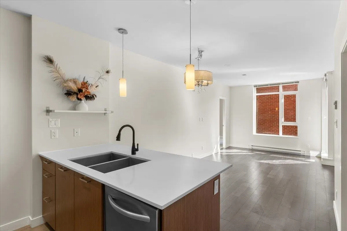 201 2321 Scotia Street