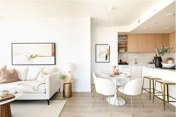 708 4988 Bennett Street