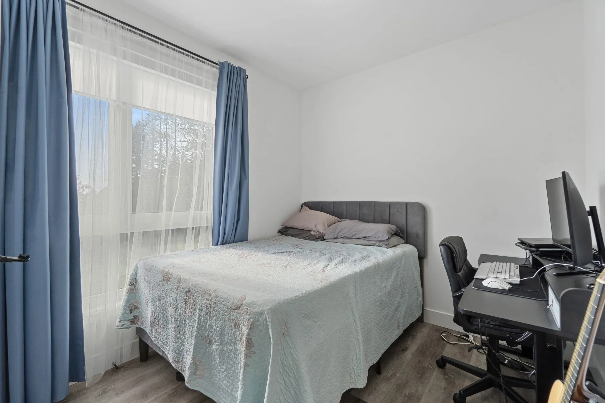 PH14 12320 222 Street