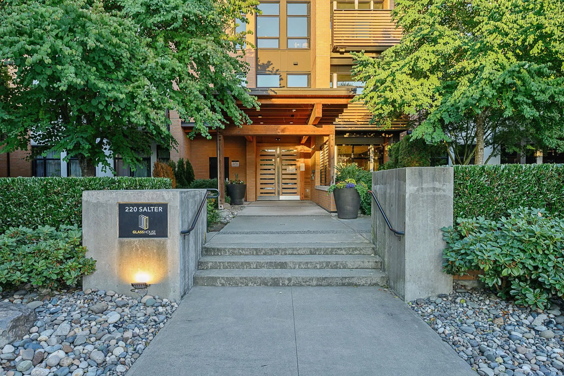 416 220 Salter Street