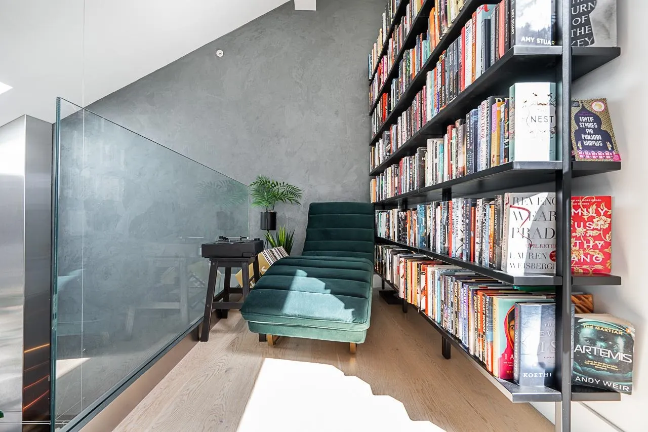 416 220 Salter Street