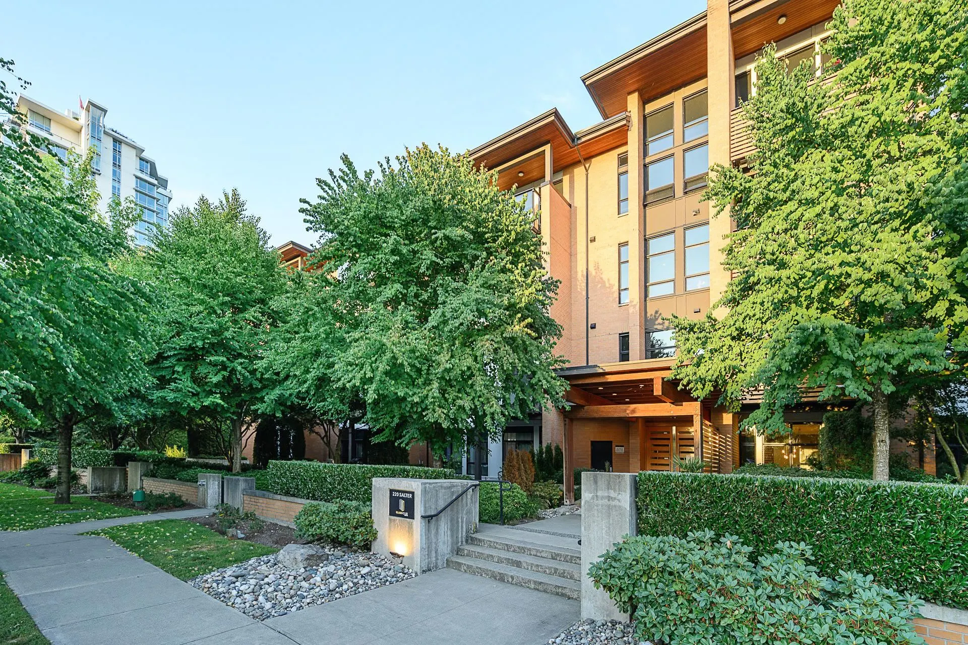 416 220 Salter Street