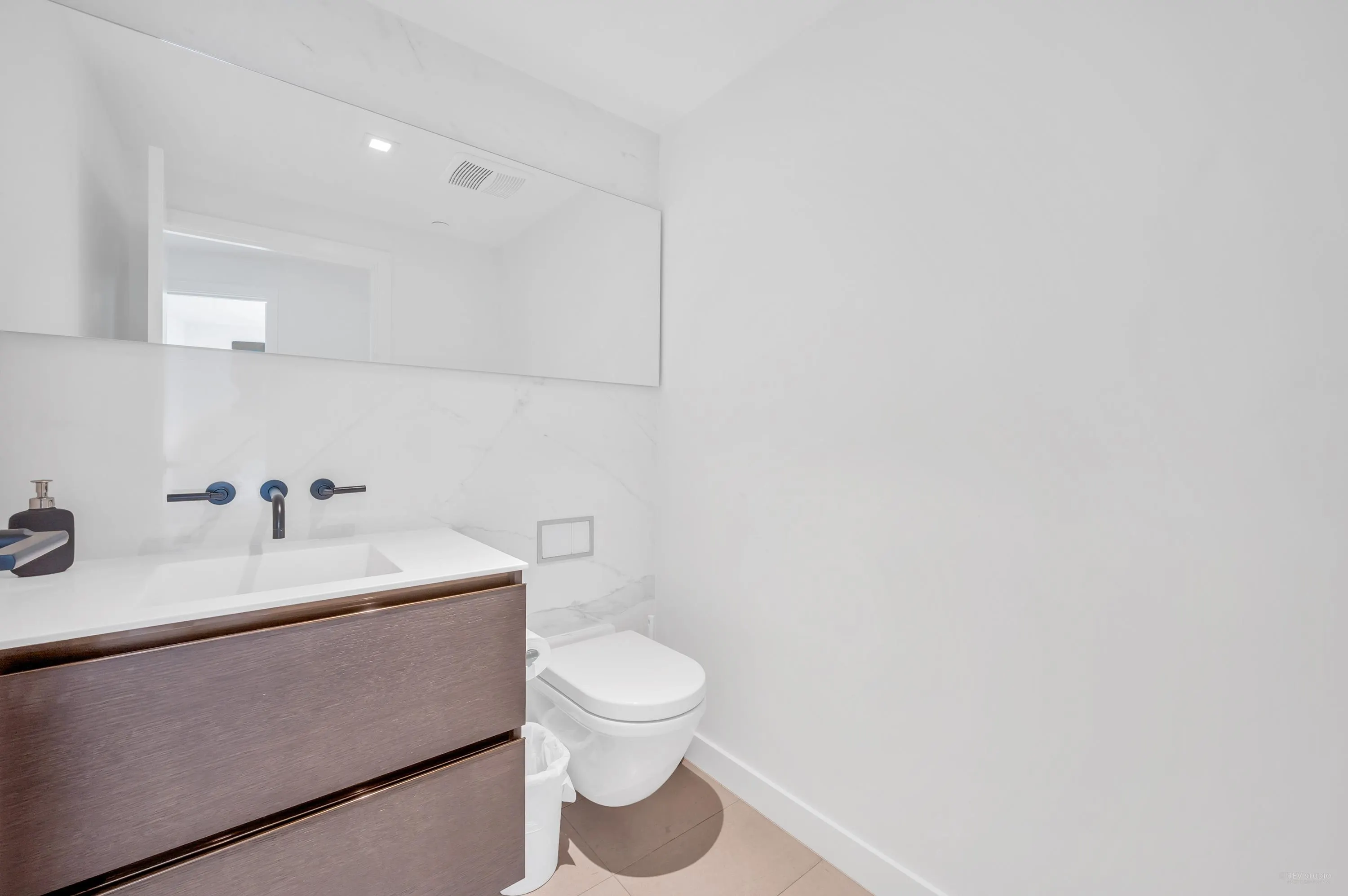 2001 620 Cardero Street