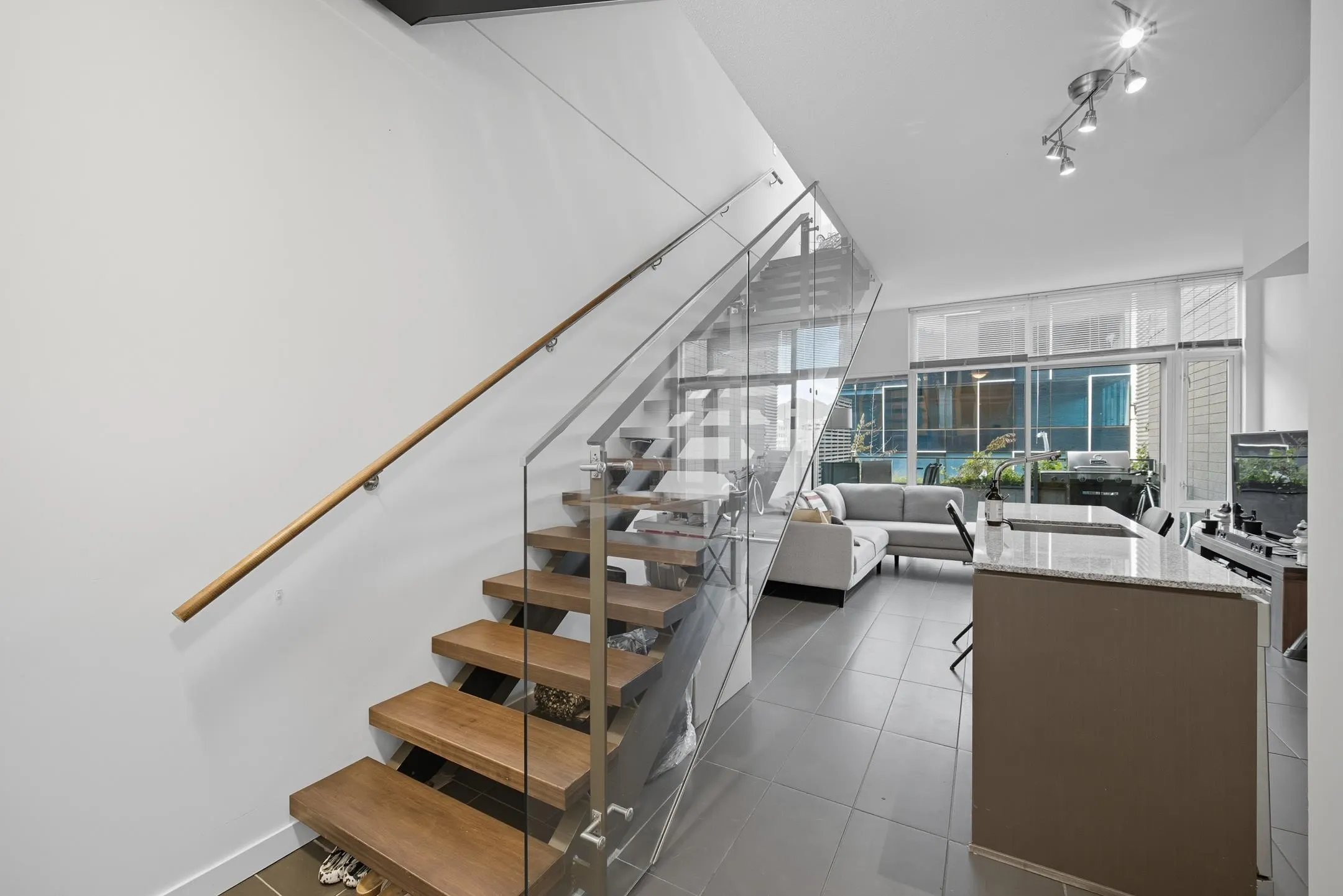 209 522 W 8th Avenue