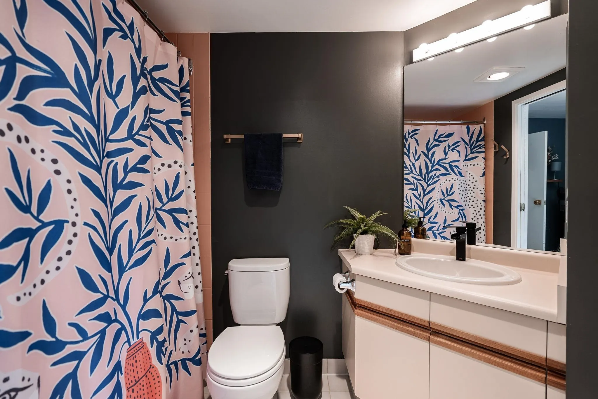 105 1922 W 7th Avenue