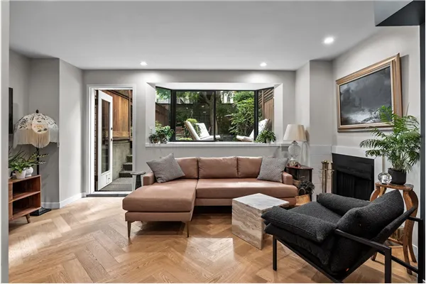 105 1922 W 7th Avenue