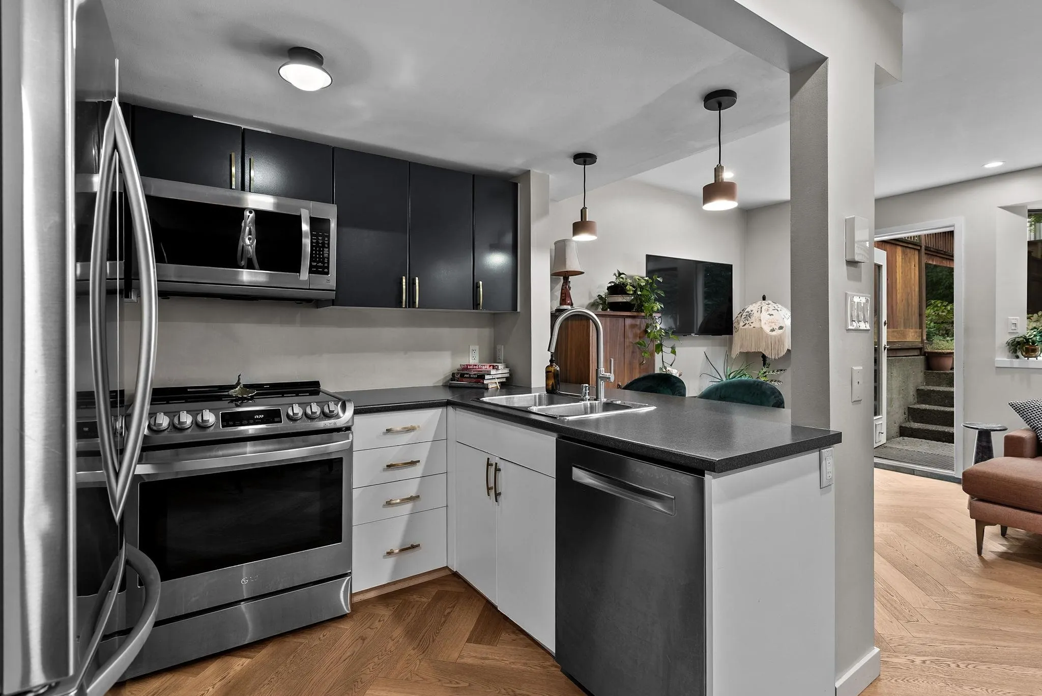 105 1922 W 7th Avenue