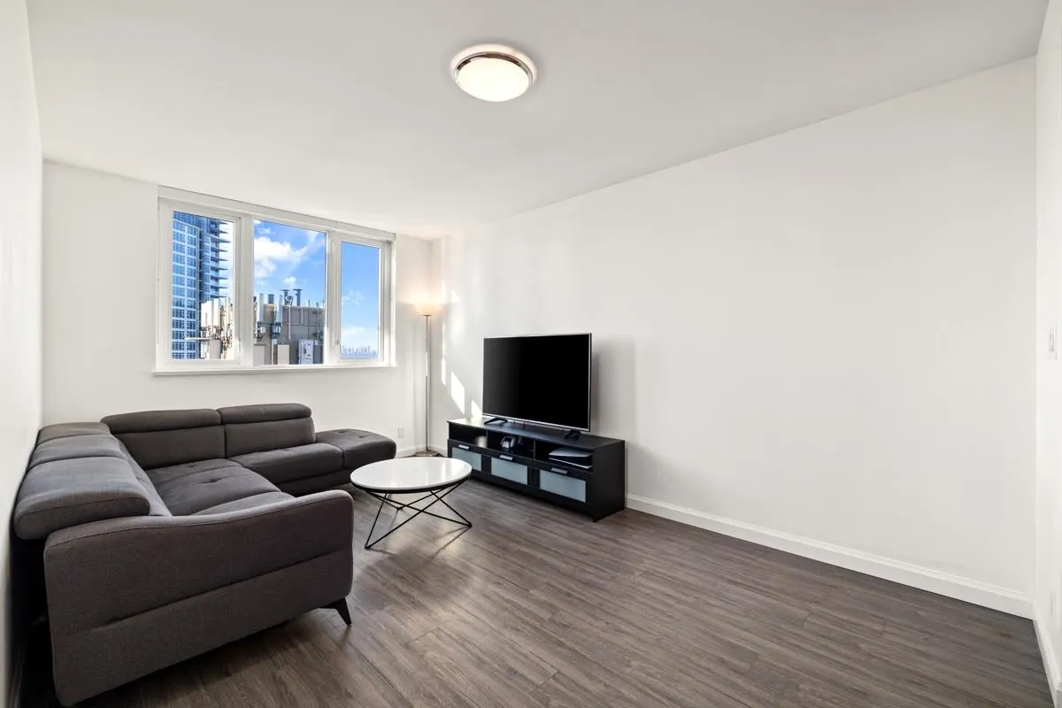 2101 520 Como Lake Avenue