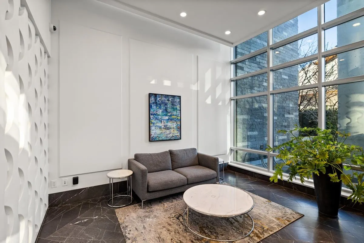 2101 520 Como Lake Avenue