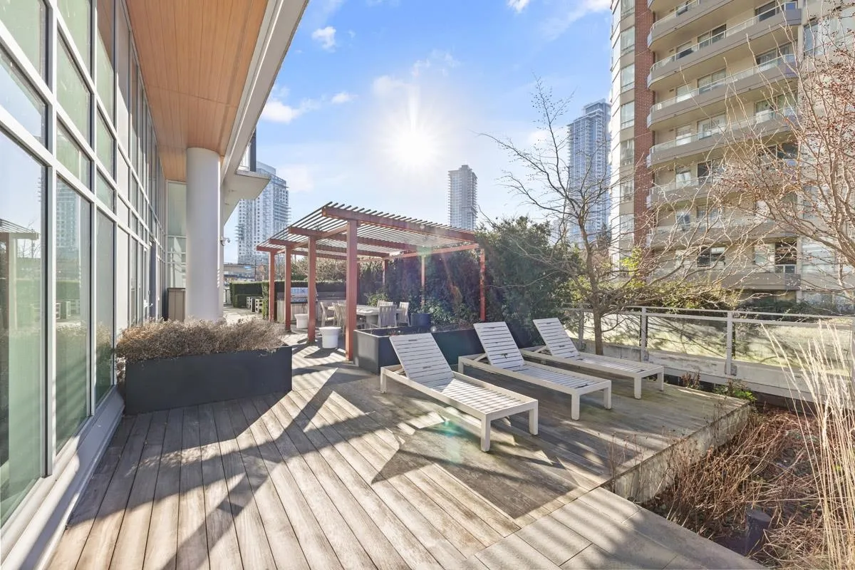 2101 520 Como Lake Avenue