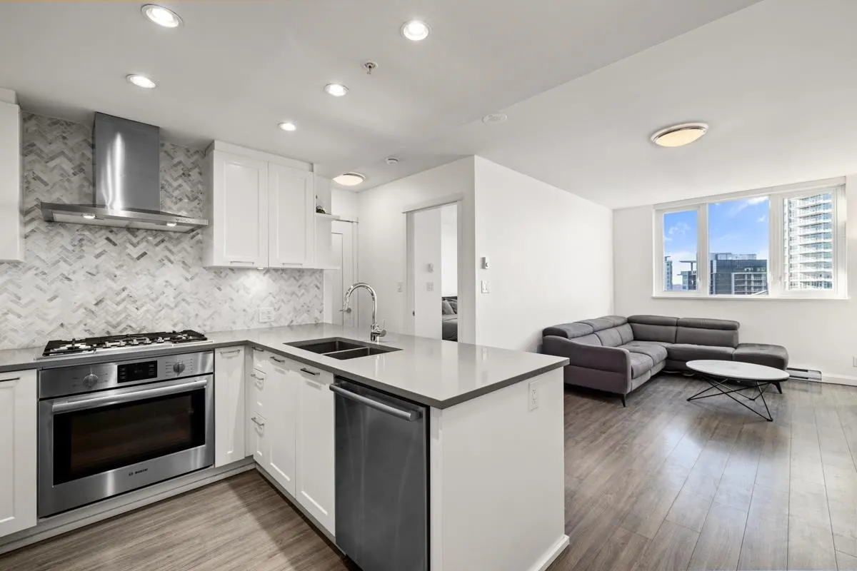 2101 520 Como Lake Avenue