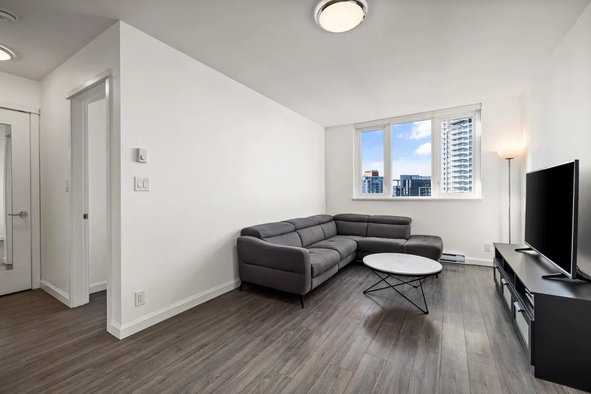 2101 520 Como Lake Avenue