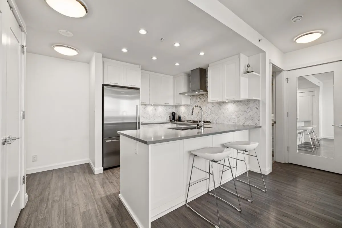 2101 520 Como Lake Avenue