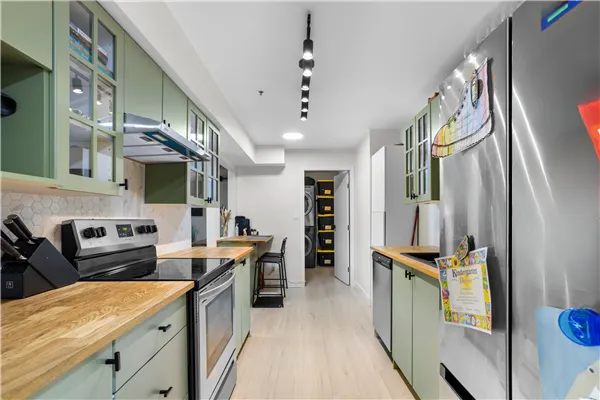 201 22351 St. Anne Street