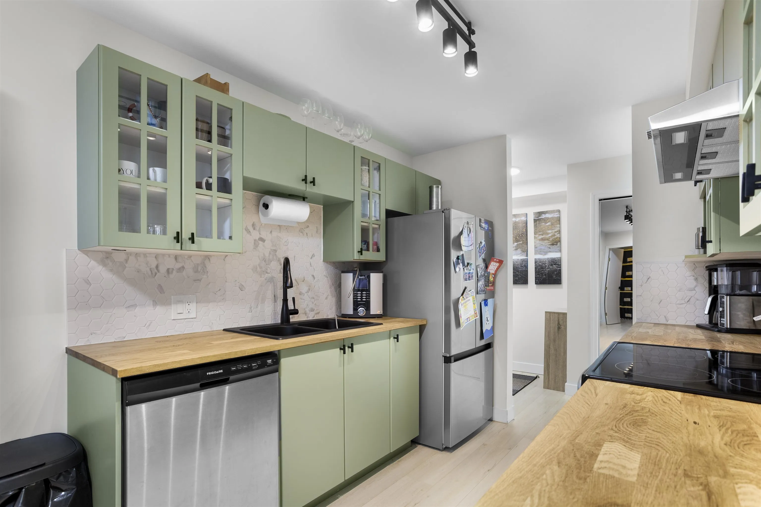 201 22351 St. Anne Street